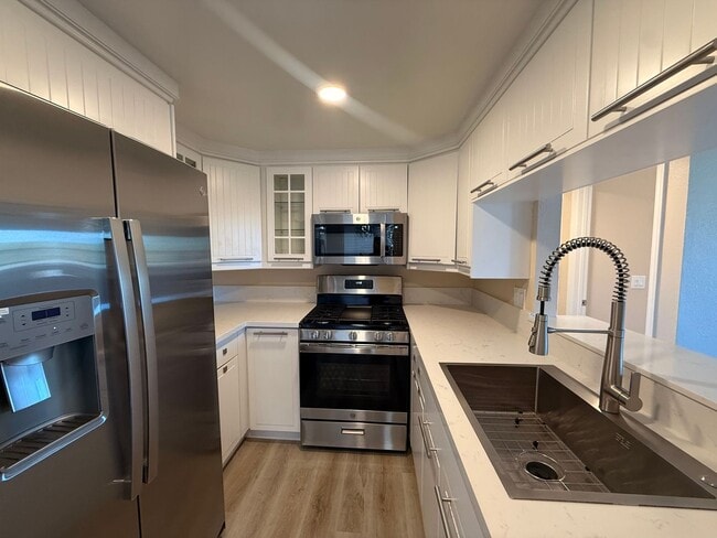 Foto del edificio - Bright 2BR/2BA Condo with Reserved Parking...