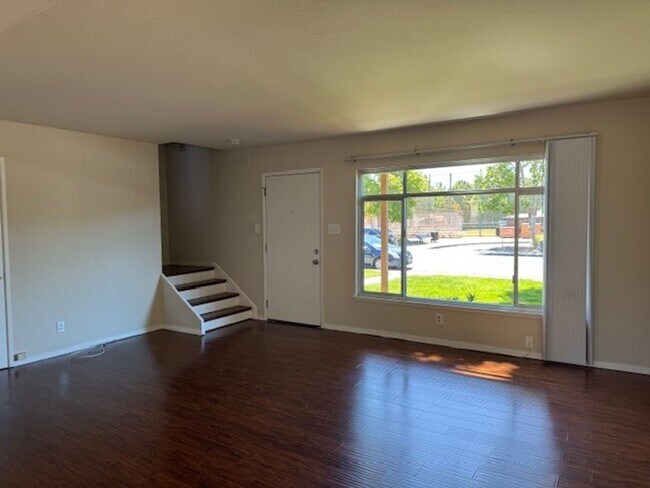 Foto del edificio - Located in Marina Gardens, great location!...