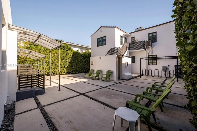 Foto del edificio - 7910 Byron Ave