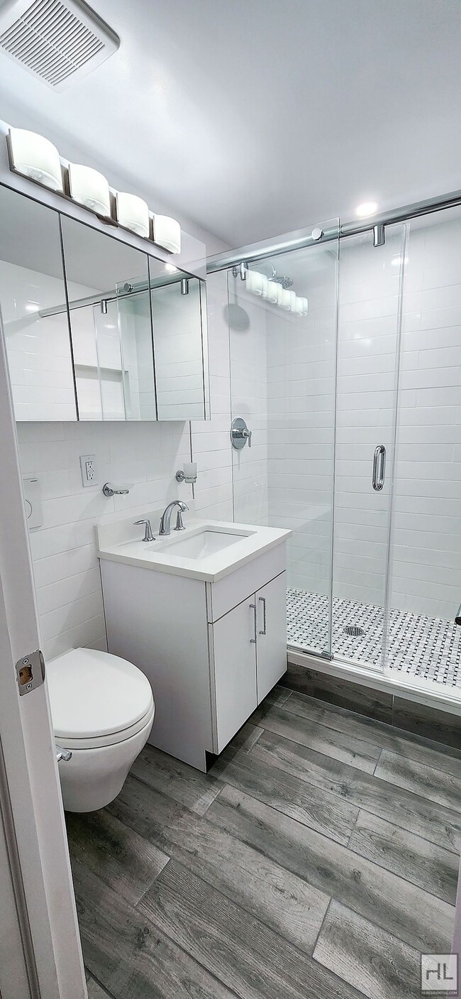 Building Photo - E 16 ST