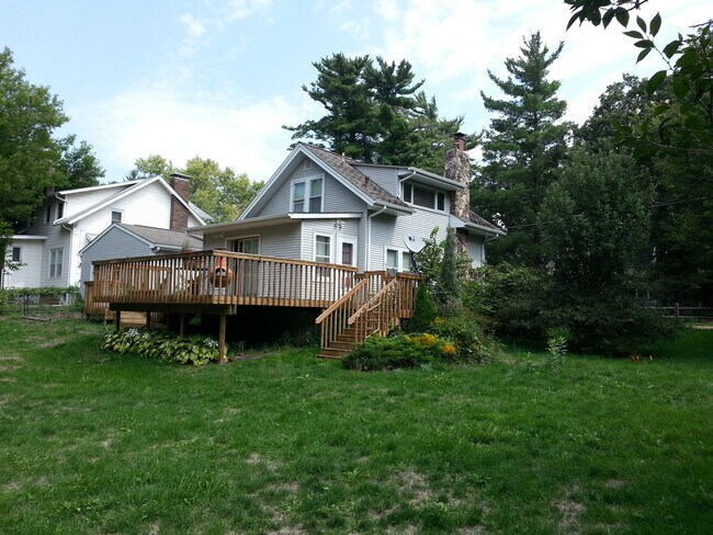 Building Photo - 2 bedroom house on large corner lot in Man...