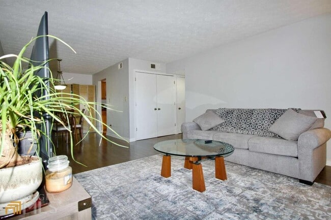 Foto del edificio - 2955 Seven Pines Ln