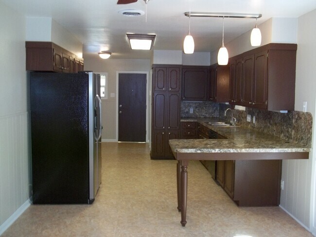Building Photo - 500 Warren Dr
