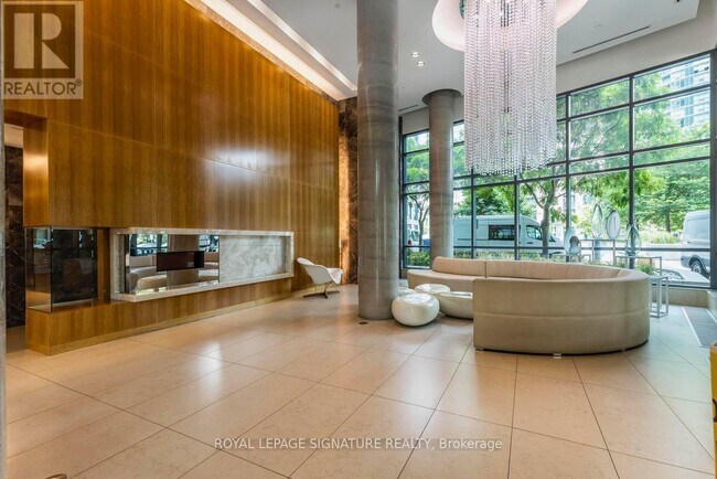 Building Photo - 215 Fort York Blvd