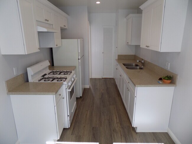 Kitchen - 33 Granada Ave
