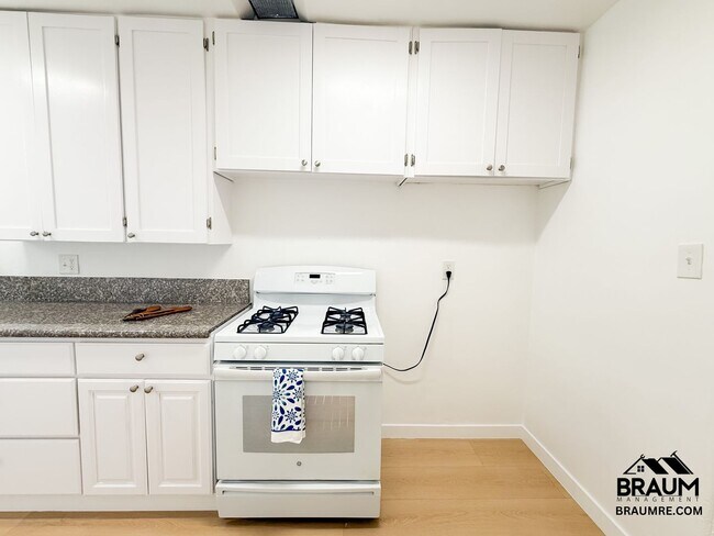 Foto del edificio - 7339 Woodman Ave