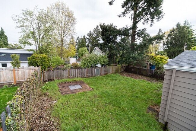 Building Photo - BIG OPEN Single-Level 2 Bedroom Home in th...