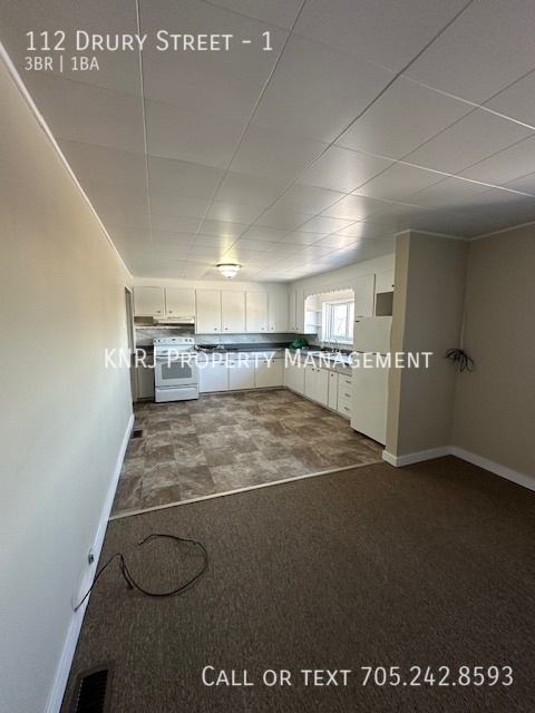 Photo du bâtiment - Spacious 3 Bedroom Apartment