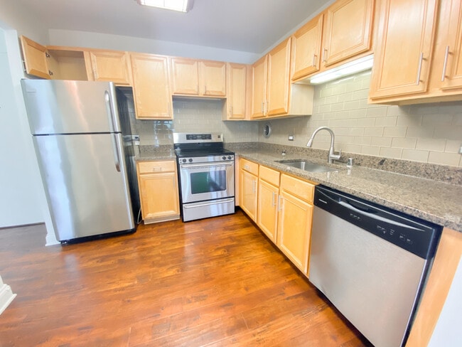 Building Photo - 1250 N La Salle Dr