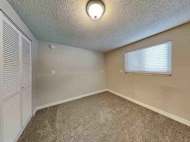 Foto del edificio - 6930 Sugar Creek Cir