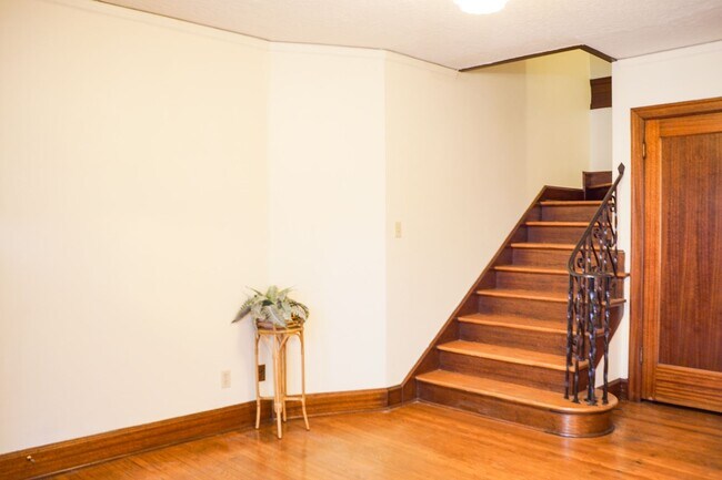 Foto del edificio - Stunning 1931 Townhome with Original Details You've GOT to See!