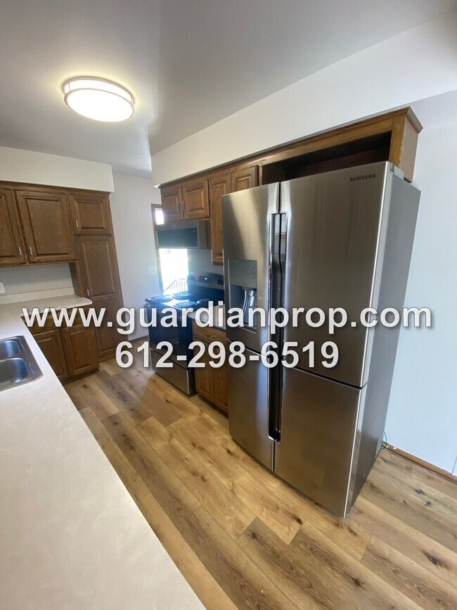 Foto del edificio - House Available September 1 in Mounds View...