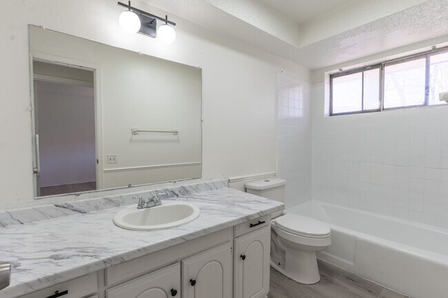 Building Photo - 5113 S Briarwood Dr