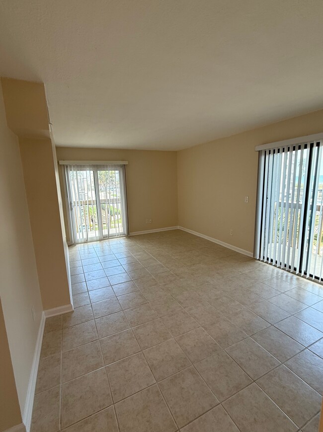 Living room - 400 1st St S