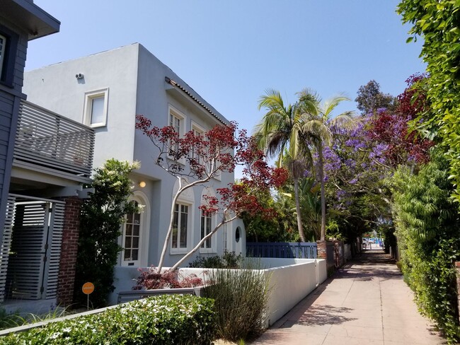 Foto del edificio - 124-128 Breeze Ave.-126