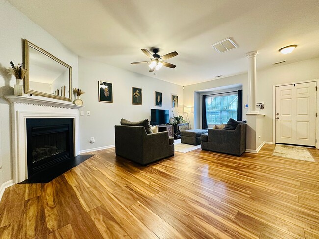 Foto del edificio - Stylish 3 Bd, 2.5 Ba Townhome in Caddell W...