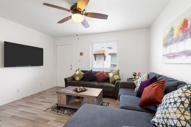 Foto del edificio - 8066 E Oak St