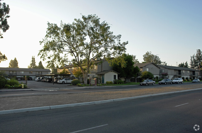 Building Photo - Sunrise Meadows