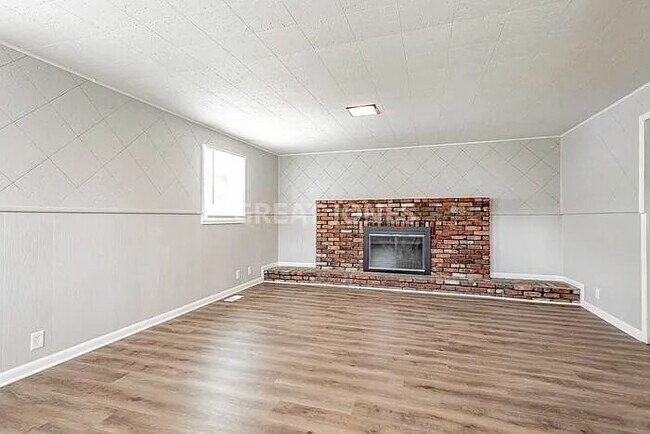 Building Photo - 121 Rose Ln