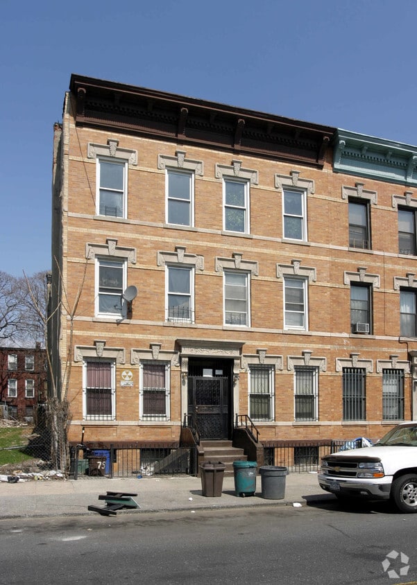 Primary Photo - 683 Halsey St