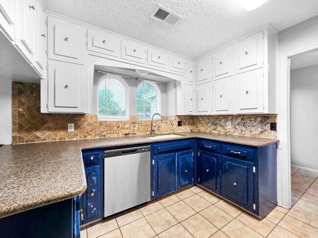 Foto del edificio - Coming Soon! 4 BR/2BA | Newly Renovated Single Family Home | 1-Car Garage Parking | Covered Patio...