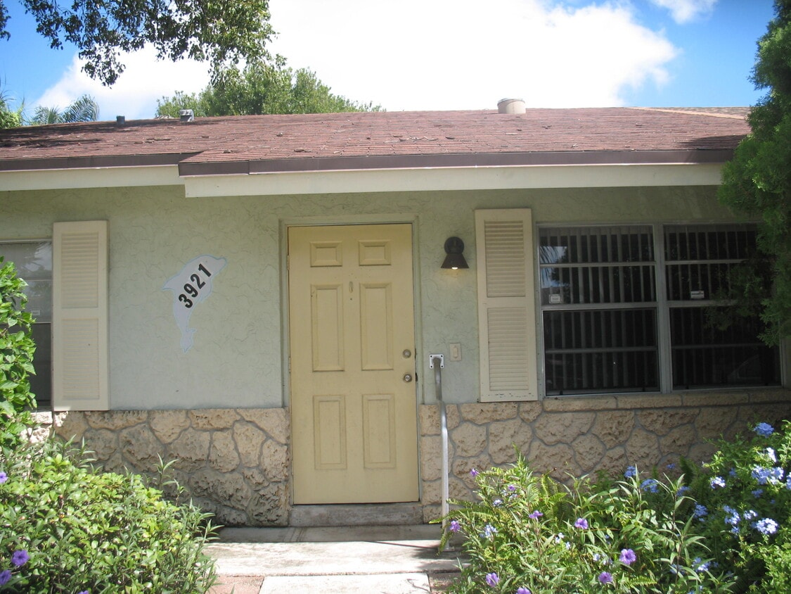 Primary Photo - 3921 Wilshire St