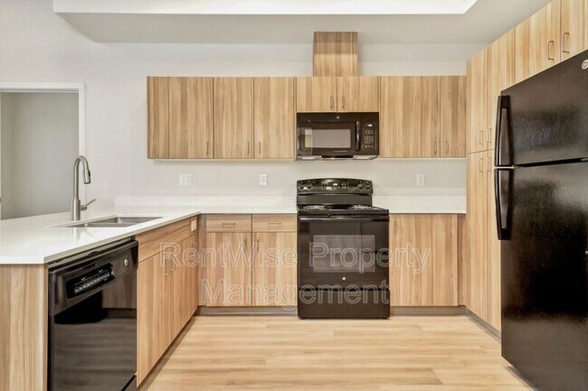 Building Photo - 385 E 42nd St