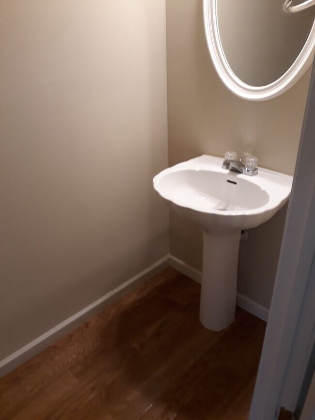 Foto del edificio - Townhome For Rent! Move In Ready Spacious 2 Bedroom Conveniently Located!!!