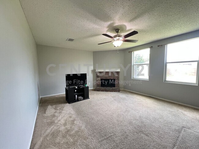 Foto del edificio - Spacious 2-Story 3/2/2 Home with Versatile...