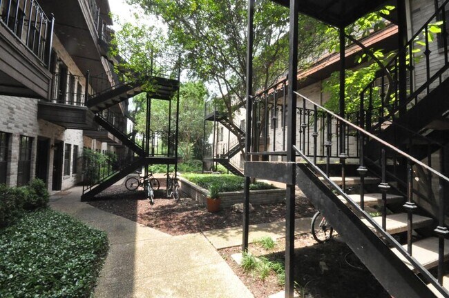 Building Photo - 2216 San Gabriel St