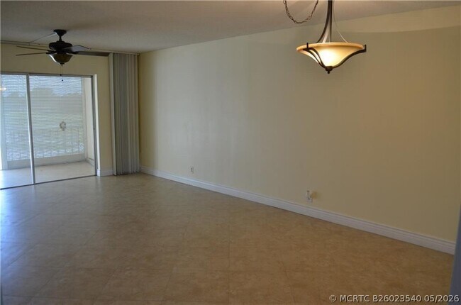 Building Photo - 1005 Country Club Dr