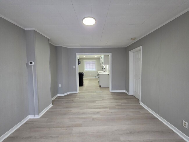 Building Photo - Newly Updated 3 bedroom 1 bathroom Apartment for Rent!