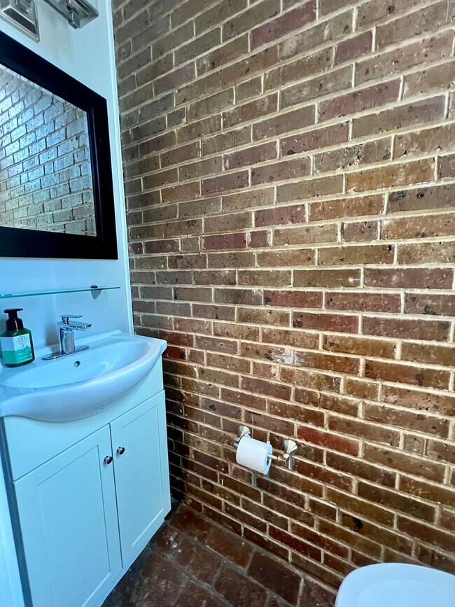 Foto del edificio - Luxurious 4-Bedroom Townhome in the Heart ...