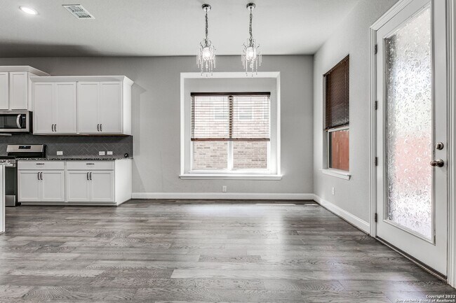 Foto del edificio - Charming Home Awaits: Spacious & Modern Li...