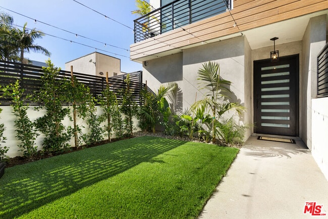Building Photo - 853 N Las Palmas Ave