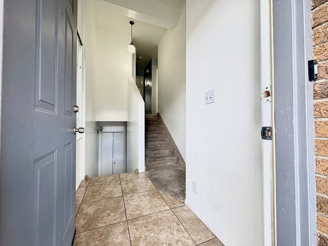 Foto del edificio - Charming 3-Bed Townhome in Holladay – Fenced Yard, Ample Parking & Prime Location