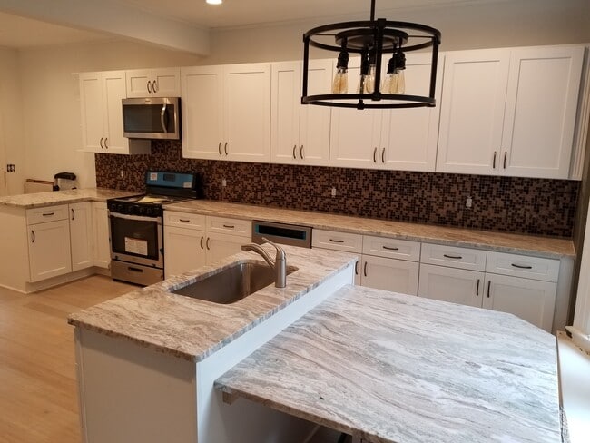 Building Photo - Fully Renovated Park and Beverly Apartments!