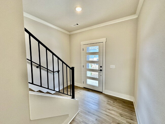 Building Photo - 2805 SW Hampshire Ave