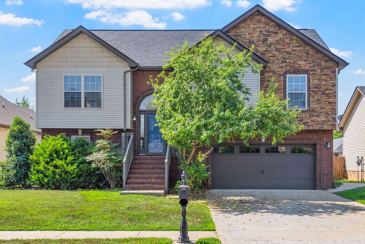 Primary Photo - Four Bedroom with Pool in Fields of Northm...