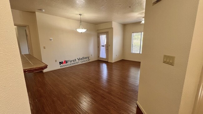 Building Photo - 2 Bedrooms, 2 Baths