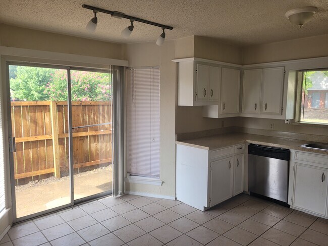 Foto del edificio - 316 Towne House Ln