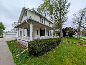 Building Photo - 517 1st Ave W