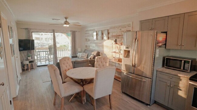 Foto del edificio - 924 W Beach Blvd