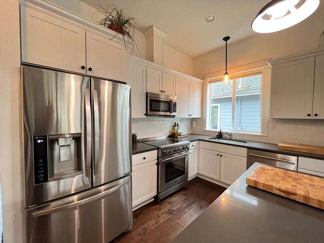 Building Photo - Amazing 3 bed/2 Bath in the St. John's Dis...
