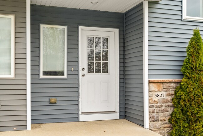 Foto del edificio - 3821 Marigold Dr