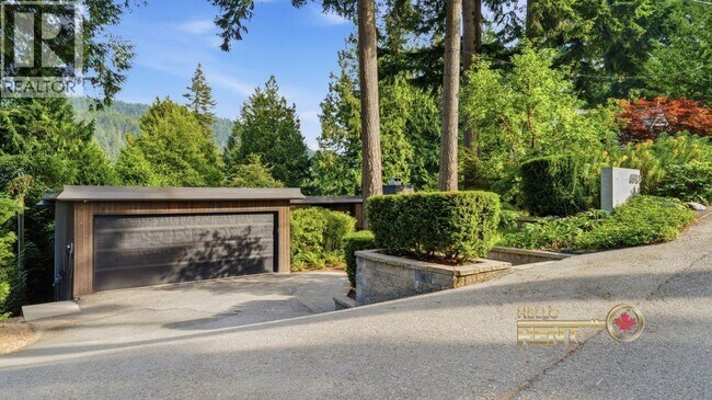 Photo du bâtiment - 6510 Madrona Crescent