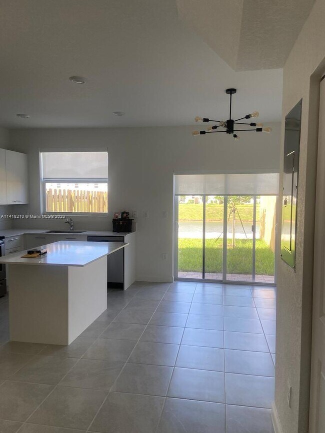 Foto del edificio - 2363 NW 122nd St
