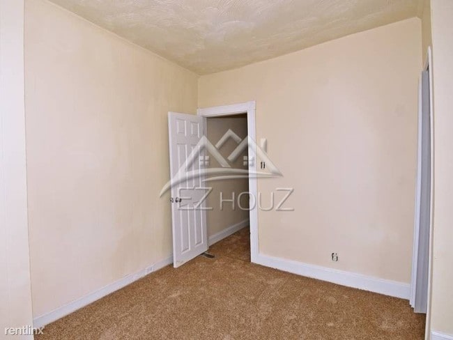 Building Photo - 3 br, 1 bath House - 2015 Division St