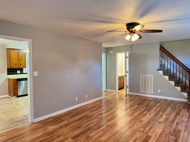 Foto del edificio - Short term lease available! Centrally Located in St. B! 3 Bedrooms and 2.5 Baths! Fenced Backyard!