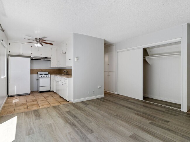 Building Photo - 425 Gaviota Ave